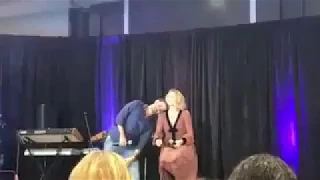 Jennifer Morrison and Colin O'donoghue doing the "head on shoulder" thing at OUATSF