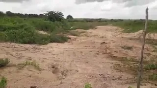 Momento em que a água chega ao rio Acaraú, sertão nordestino.