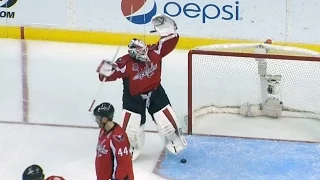 Hockey puck disappears in Holtby's equipment