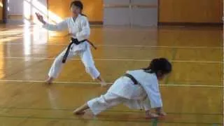 まひろちゃん(6歳)、合宿で観空大を練習中　6-year-old girl Mahiro practicing Kanku-dai