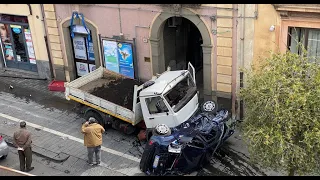 Belpasso: autocarro travolge auto e un passante davanti bar Condorelli