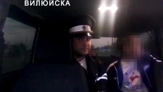 Сотрудники ДПС избивают задержанного