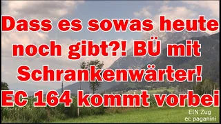 Dass es heute noch sowas gibt! Ein BÜ mit Schrankenposten! Für EC 164 wird gekurbelt und gesichert