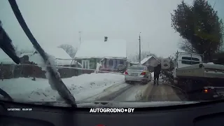 Трал повалил дерево в Гродно