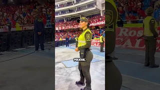 POLICIAL Chama MAIS a ATENÇÃO Nos Jogos Que o Próprio JOGO - via:ALEXA NARVAEZ (@alexaaa_narvaez/IG)