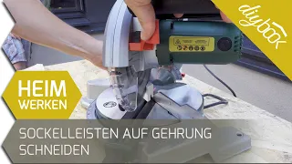 Sockelleisten auf Gehrung schneiden: Mit der Kappsäge Bosch PCM8