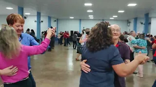 Matinê na Aiuc, com animação da Banda os Amigos.