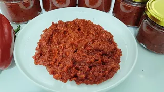 Ajvar shtëpie, i zier në shporet të rrymës. Homemade Ajvar