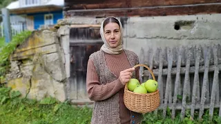 THE WOMAN LIVES ALONE IN THE MOUNTAINS. COOKING APPLE JAM AND PANCAKES WITH CHEESE