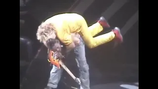 The humorous Ed during VH 2 Reunion Tour (Part 1).