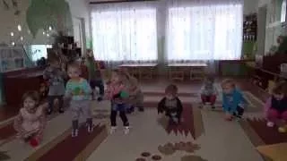 Танец с клубочками исполняют дети 1 мл. гр. №6 МБДОУ "ЦРР - д/с "Сказка"