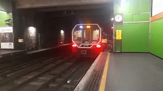 Un treno LEONARDO che termina a Q.T.8. ...