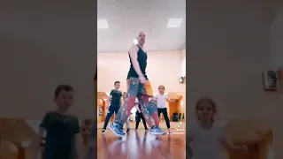 ТРЕНЕР НАУЧИЛ ТАНЦЕВАТЬ ДЕТЕЙ ШАФФЛ ТАНЕЦ 🕺💃 УЧИМ ТАНЦЫ ИЗ ТИК ТОК ТРЕНДОВ 2021 #shorts