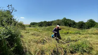 На сінокосі. Спека! Трішки покосив і поговорив))