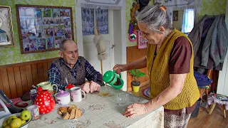 Счастливая старость пожилой пары в горной деревне зимой вдали от цивилизации