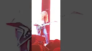 Dave Mustaine shredding!!