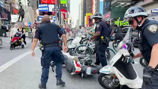 Cop on Scooter Falls on Busy Road After Guy Doing Wheelie on Bike Accidentally Collides - 1231292