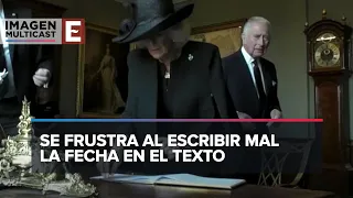 Rey Carlos III se molesta al mancharse de tinta en la firma de un documento