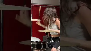 Надя Дорофеева играет на барабанах!!! Она божественна