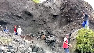 A TERRIBLE LANDSLIDE MADE A MINER JUMP ONTO A LARGE ROCK