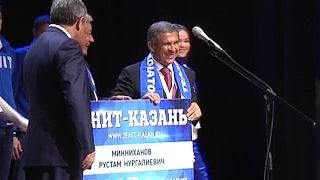 Волейболисты казанского «Зенита» вручили Рустаму Минниханову абонемент на домашние игры