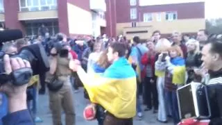 После украинского митинга в Донецке, танцы