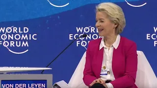 Von D Leyen a Davos: "Se la Russia tornerà alla democrazia, ritroverà il suo posto in Europa"