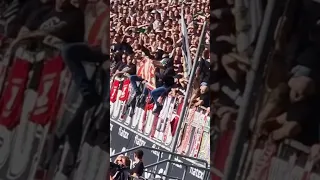 Gladbach Ultras präsentieren erstmals geklaute „Boyz Köln“- Zaunfahne!