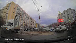 Видео 2 из 3 город Свинарник Саратов яма в яме везде нет разметки на дороге и на каждом шагу болото