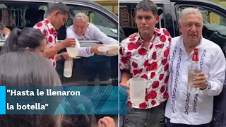 Durante gira, regalan mezcal a AMLO en Oaxaca; su reacción se viraliza