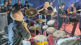 Jonas batera tocando com Banda Som e Louvor