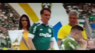 Jogador do Palmeiras deixa Bolsonaro no vácuo durante entrega de medalhas de campeão