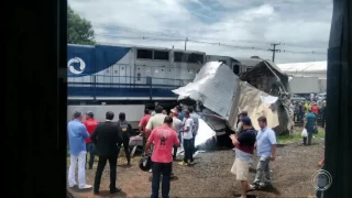 Acidente entre caminhão e trem em Arapongas