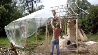 Eco Village.Экопоселение,Накрываем крышу кухни 19.05.2012.wmv