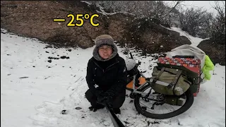 零下25度暴風雪騎行西藏，借宿牧民家的車庫，全村人都跑來圍觀