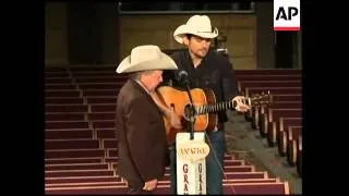 Brad Paisley, Little Jimmy Dickens reinstall historic circle of wood in Grand Ole Opry stage