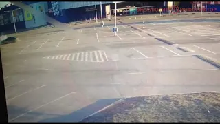 В Днепре на парковке Каравана Daewoo влетел в столб: видео момента