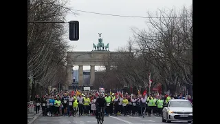 Neujahrslauf in Berlin 1 Januar 2024 am Brandenburger Tor Teilnehmer