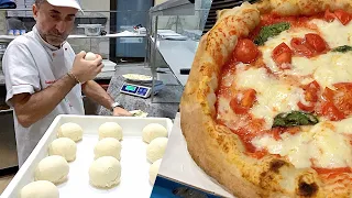 Pizzaiolo Napoletano prepara l'impasto per la Pizza napoletana nella sua pizzeria a Roma 🇮🇹