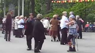 Сумасшедшая бабка танцует.