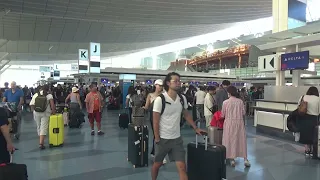 羽田空港国際線第三ターミナル　混雑しています　東京は暑い
