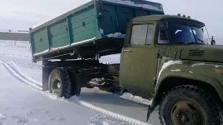 Выезжаем из временного плена на Зил 130 сельхозник дизель, поднимаем кузов