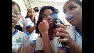 Cantando Dancing Queen na escola