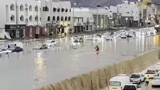 Heavy rain in Madinah, Saudi Arabia : Torrential Rains Cause Traffic Chaos