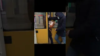Женщина застряла в дверях метро #shorts