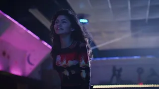 euphoria s01e05 lexi, rue and jules are rollerskating