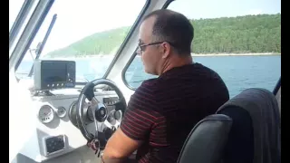 Крутой водитель прогулочного катера