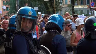 Corteo No Green Pass a Milano, polizia schierata davanti l'Università Statale