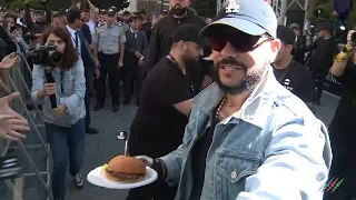 Тимати раздал 1000 бургеров на открытии Black Star Burger в Баку