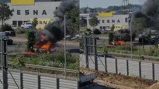 Video/ Merr flakë në ecje automjeti në autostradën Tiranë-Durrës